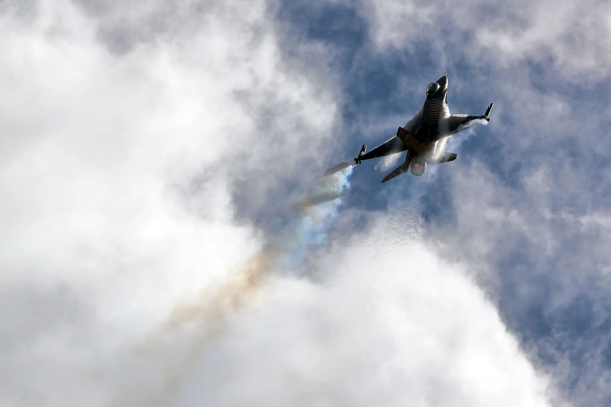 Турецький F-16 під час авіашоу в Стамбулі в 2018 році